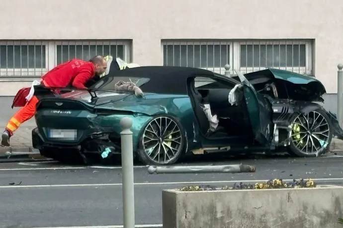 Az Aston Martin a Baleset után – Olvasói fotó / Telex