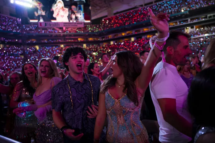 Taylor Swift rajongói a The Eras Tour Miamiban tartott koncertjén – Fotó: Chandan Khanna / AFP