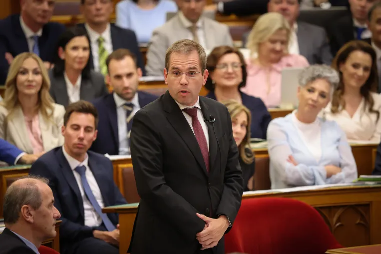 Ruff Bálint Tuzson Bencének: Ön azt mondta, nem volt kiskorú áldozat, és mosolyog itt, mint egy tejbetök