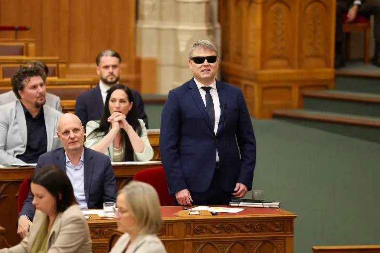Kátai-Németh Vilmos miniszter válasza a fideszes képviselőnek: Kiszólt a gödör a lyukból