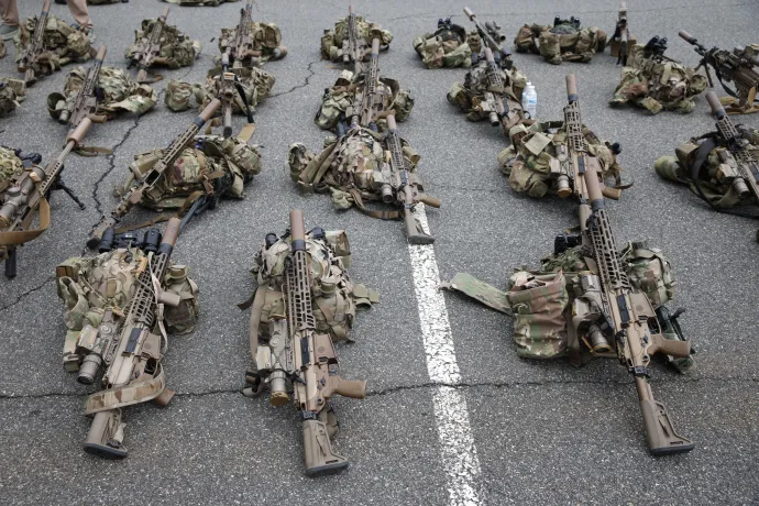 Új XM–7 gépkarabéllyal felszerelt katonai felszerelések a Pentagon parkolójában, 2025. június 14-én – Fotó: Samuel Corum / Getty Images