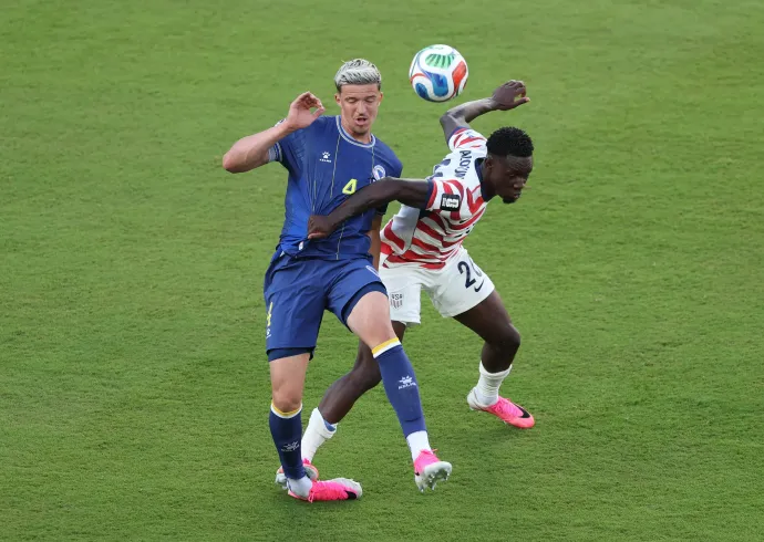 Folarin Balogun piros lapot érő szabálytalansága – Fotó: Michael Steele / Getty Images