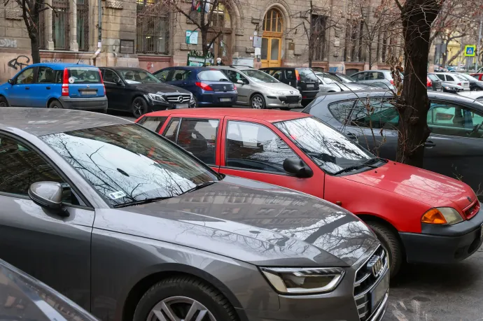 Egy átlagos villanyautó parkolásáért óránként akár 1200 forintot is elkérhetnek jövőre Budapesten, a magyarázat pedig hajmeresztő