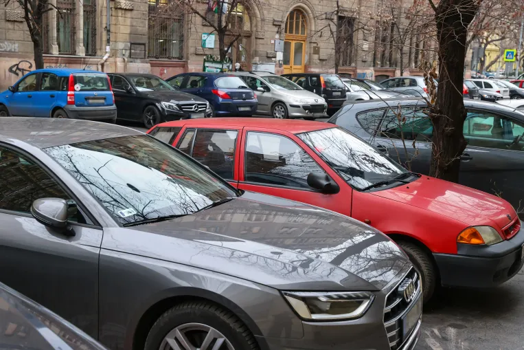 Egy átlagos villanyautó parkolásáért óránként akár 1200 forintot is elkérhetnek jövőre Budapesten, a magyarázat pedig hajmeresztő