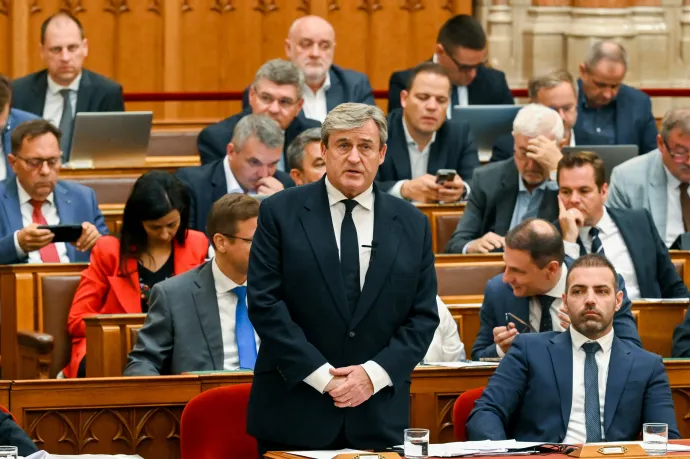 Kapitány István gazdasági és energetikai miniszter napirend előtti felszólalásra válaszol az Országgyűlés rendkívüli ülésén 2026. július 7-én – Fotó: Bruzák Noémi / MTI