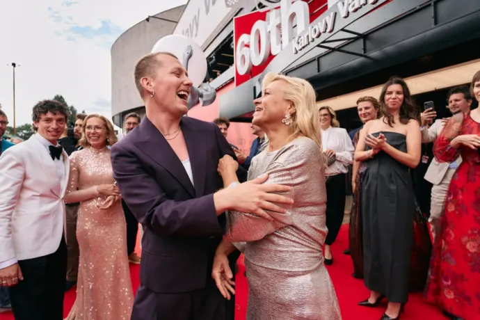 Drag queenek is feltűntek Borbély Alexandra filmjének Karlovy Vary-i premierjén, Nagy Ervin elkísérte feleségét