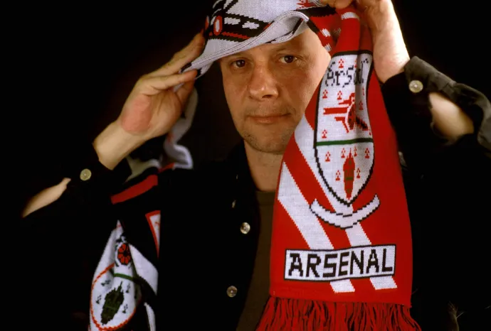 Nick Hornby Arsenal-sállal – Fotó: leemage / Bridgeman Images / AFP