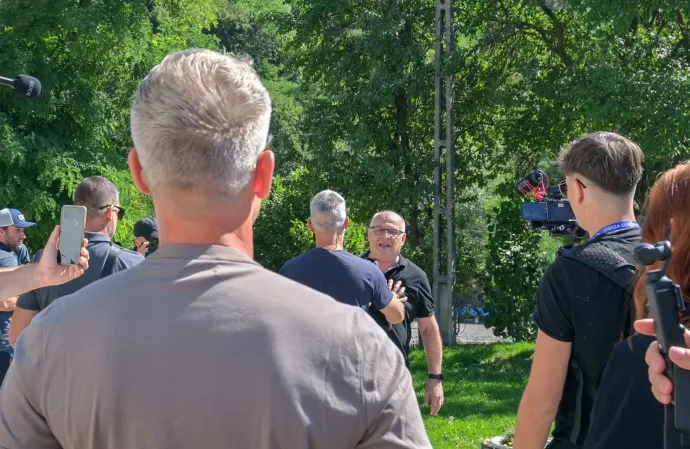 A biztonsági őrök mögül kiabál Magyar Péternek az MTVA riportere, Császár Attila – Fotó: Tamás Zsófia / Transtelex