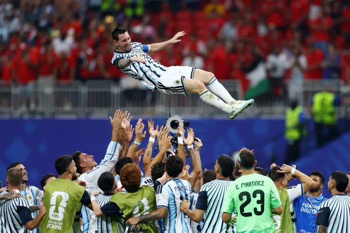 Lionel Messit dobálják a levegőbe argentin csapattársai – Fotó: Carlos Barria / Reuters