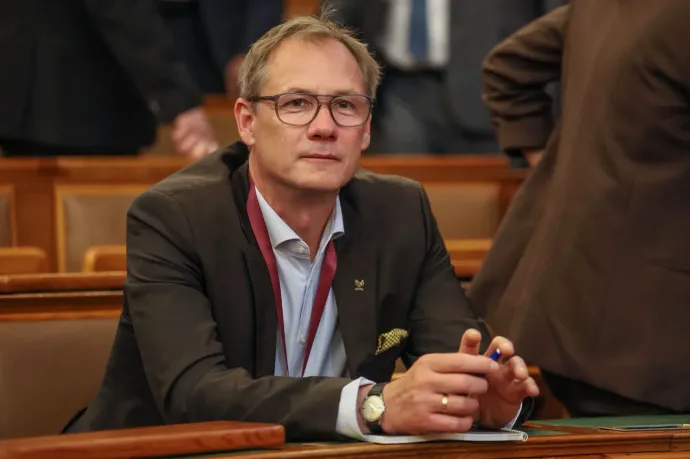 Kulcsár Krisztián olyan megjegyzést tett a parlamentben Lezsák Anna felszólalása alatt, hogy bocsánatot kellett kérnie