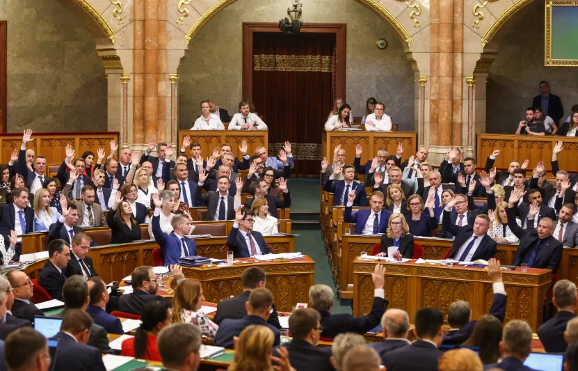 Tiszás újoncok a parlamentben: nem gombnyomogató embernek mentek oda, de a sok ülés próbára teszi őket