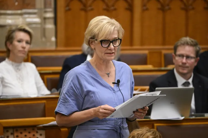 Müller Anna, a Tisza Párt képviselője előterjesztőként felszólal a pedagógusok teljesítményértékelésének megújításához szükséges törvényi rendelkezésekről szóló vitában az Országgyűlés rendkívüli ülésén, 2026. július 6-án – Fotó: Bodnár Boglárka / MTI