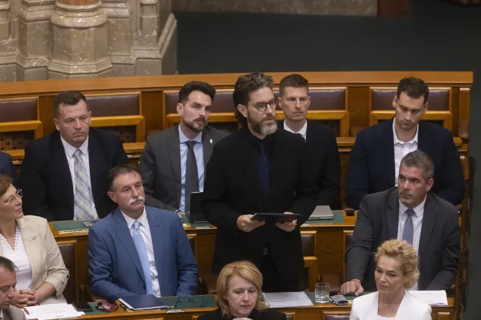 Czakó Czirbus Pál, a Tisza Párt vezérszónoka felszólal az elmúlt rendszer titkosszolgálati tevékenységének feltárásáról és az Állambiztonsági Szolgálatok Történeti Levéltára létrehozásáról szóló törvény módosításának általános vitájában az Országgyűlés rendkívüli ülésén, 2026. június 30-án – Fotó: Hevesi-Szabó Lujza / Telex