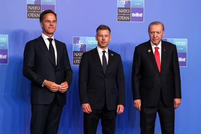 Mark Rutte NATO-főtitkár és Erdogan török elnök Magyar Péterrel – Fotó: Umit Bektas / Reuters 