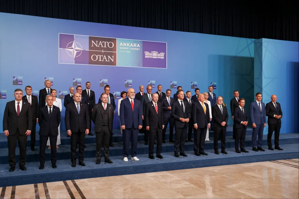 Magyar Trump mögött, Macron megint napszemüvegben feszített a NATO-találkozó csoportképén