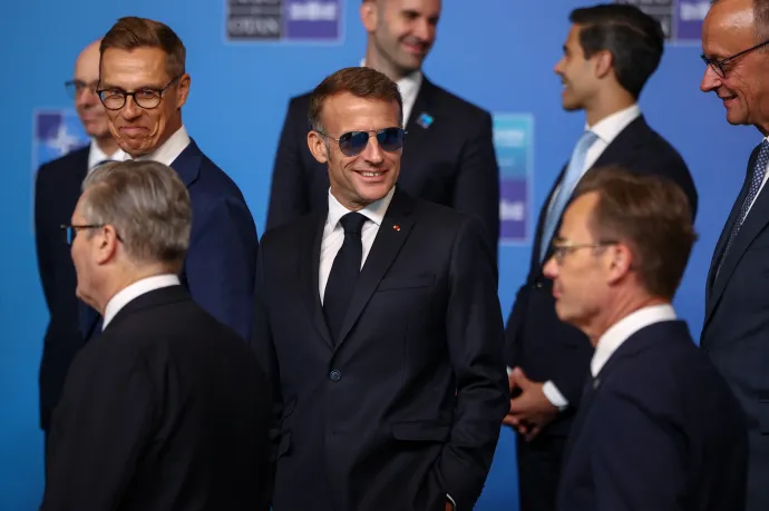 Emmanuel Macron francia elnök a csoportképen – Fotó: Stoyan Nenov / Reuters 