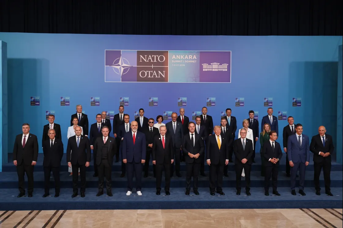 Magyar Trump mögött, Macron megint napszemüvegben feszített a NATO-találkozó csoportképén