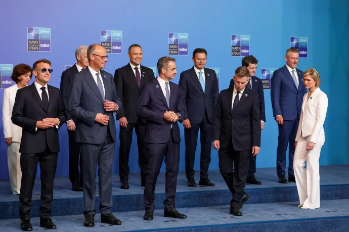 Magyar Trump mögött, Macron megint napszemüvegben feszített a NATO-találkozó csoportképén