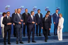 Magyar Trump mögött, Macron megint napszemüvegben feszített a NATO-találkozó csoportképén