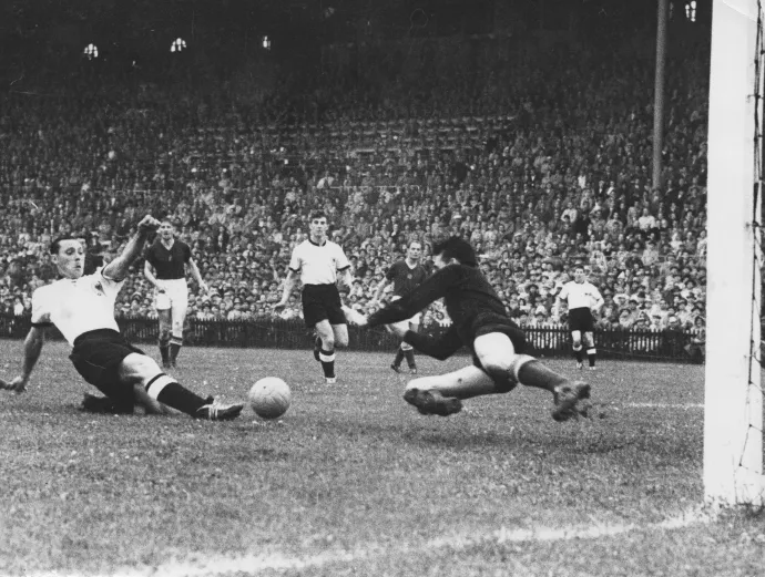 Max Morlock gólja az 1954-es döntőben – Fotó: Schirner / Ullstein Bild / Getty Images