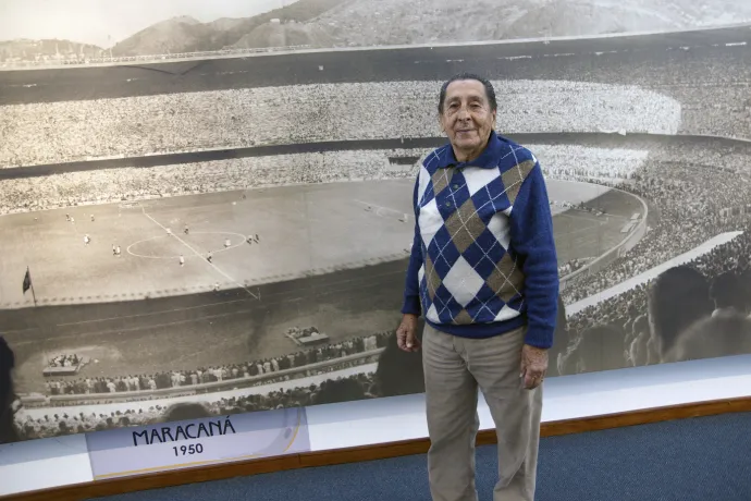Alcides Ghiggia az 1950-es döntőn készült fotó előtt a montevideói Labdarúgó Múzeumban, 2010-ben – Fotó: Panta Astiazaran / AFP