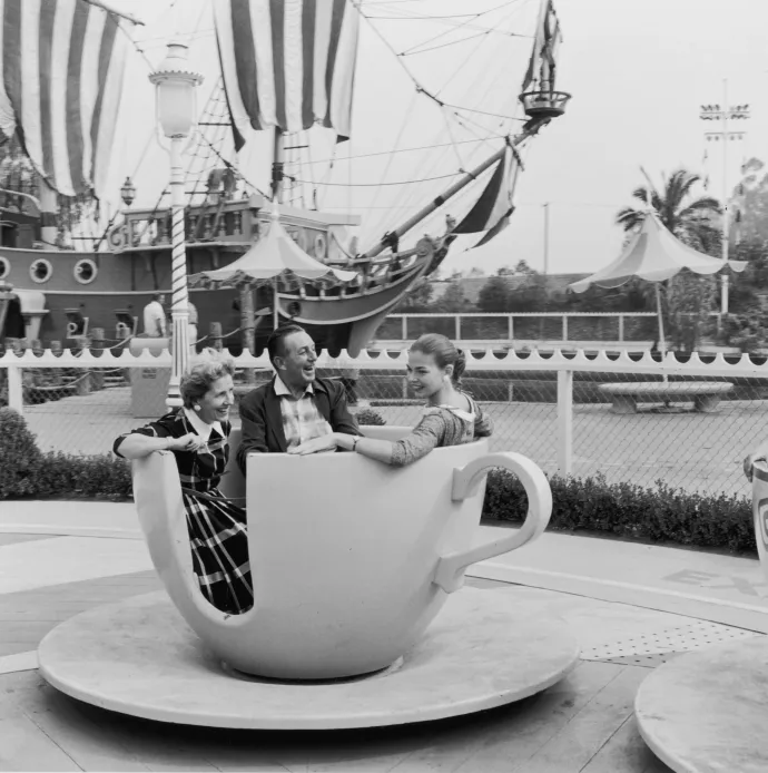 Walt Disney és felesége, Lillian lányukkal, Diane-nel az anaheimi Disneylandben 1955-ben – Fotó: Gene Lester / Getty Images
