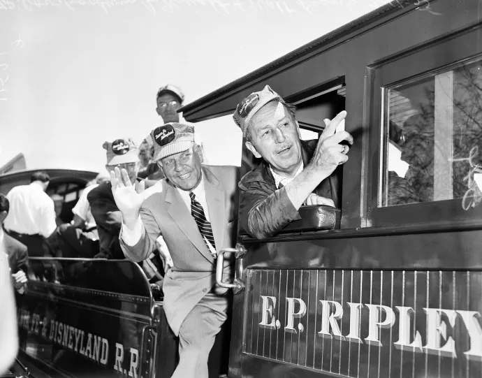 Walt Disney, mögötte Goodwin Knight kaliforniai kormányzó a Disneyland nyitónapján a park vonatán 1955. július 17-én – Fotó: Los Angeles Examiner / USC Libraries / Corbis / Getty Images