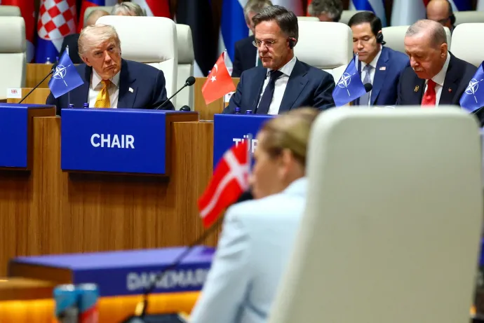 Donald Trump Mette Frederiksen dán miniszterelnököt hallgatja a NATO-csúcson Ankarában 2026. július 8-án – Fotó: Yves Herman / Reuters