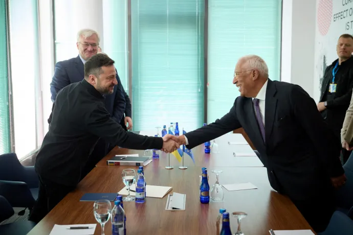 Volodimir Zelenszkij ukrán elnök és Antonio Costa, az Európai Tanács elnöke üdvözlik egymást 2026. július 8-án a NATO-csúcson – Fotó: Ukrainian Presidential Press Service / Reuters