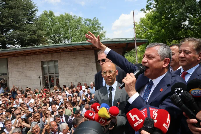 Özgür Özel, a szociáldemokrata Köztársasági Néppárt (CHP) felfüggesztett elnöke a nemzetgyűlés ankarai épülete előtt tartott nagygyűlésén, 2026. június 9-én – Fotó: Necati Savas / EPA / MTI