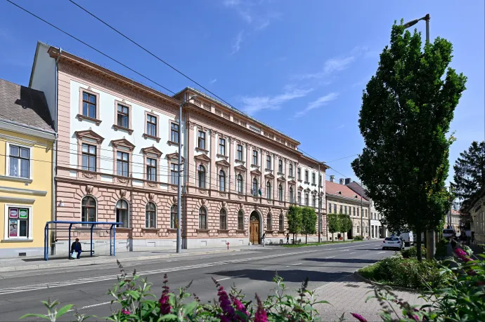 Rá akarta venni a barátnőjét, hogy kezdjen vele új életet, ezért benzinnel lelocsolta, majd felgyújtotta