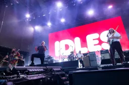 A punkzene újkori hősei még a brit zászlót is kikérik maguknak
