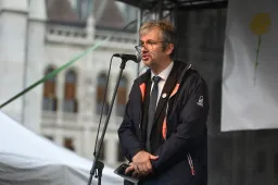 Hadházy Ákos, Kubatov Gábor és Kósa Lajos sem adta le még a diplomata-útlevelét