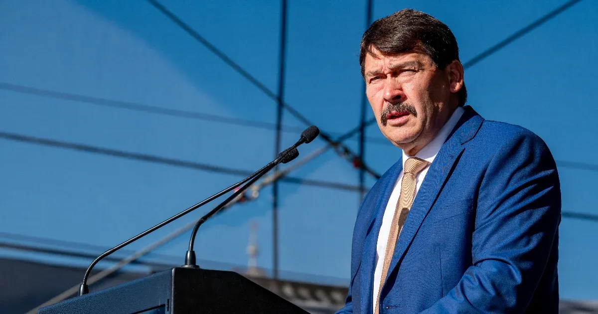 Magyar Péter arról írt, Áder János adófizetői pénzből nyaralt Amerikában, a volt köztársasági elnök szerint ez hazugság