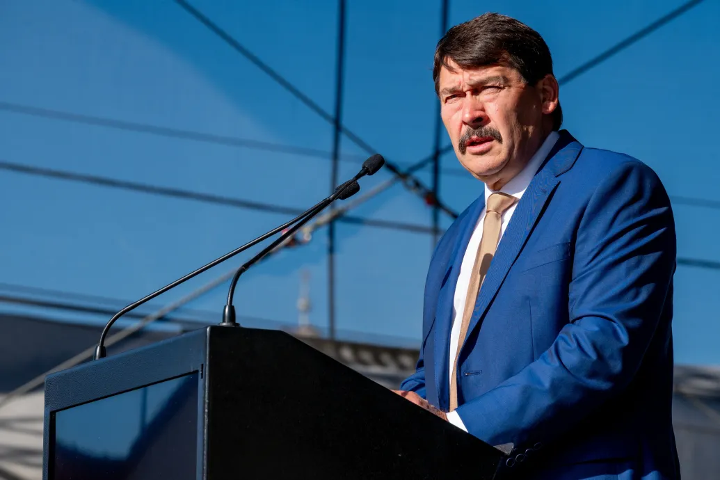 Magyar Péter arról írt, Áder János adófizetői pénzből nyaralt Amerikában, a volt köztársasági elnök szerint ez hazugság