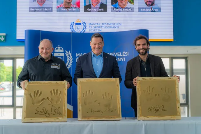 Szalay Balázs, Gyulay Zsolt és Szilágyi Áron örökítik meg a kézlenyomatukat a Testnevelési Egyetemen 2023. május 3-án. Forrás: Testnevelési Egyetem