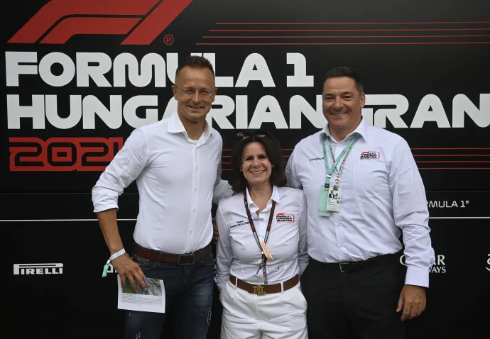 Szijjártó Péter külgazdasági és külügyminiszter, Ariane Vivien Frank-Meulenbelt, a Hungaroring igazgatósági tagja és Gyulay Zsolt, a Hungaroring Sport Zrt. elnök-vezérigazgatója a Forma-1-es Magyar Nagydíjon 2024. július 20-án – Fotó: Balogh Zoltán / MTVA