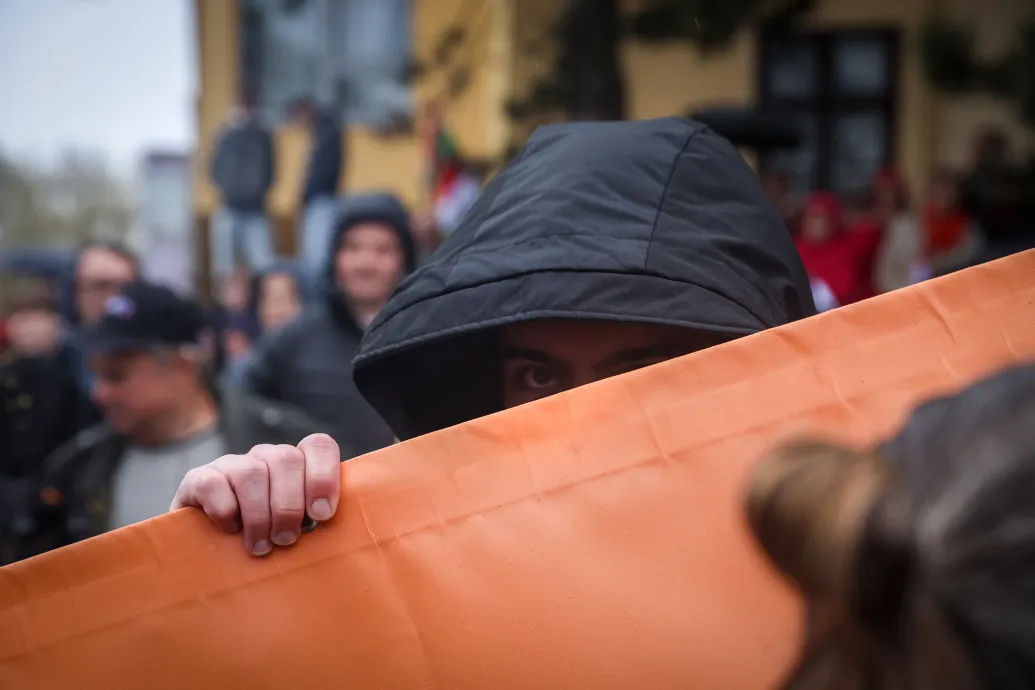 A kormány szerint a Fidesznek dolgozhatott az egyik férfi, akit a tiltakozókra állítottak rá Orbán Viktor országjárásán