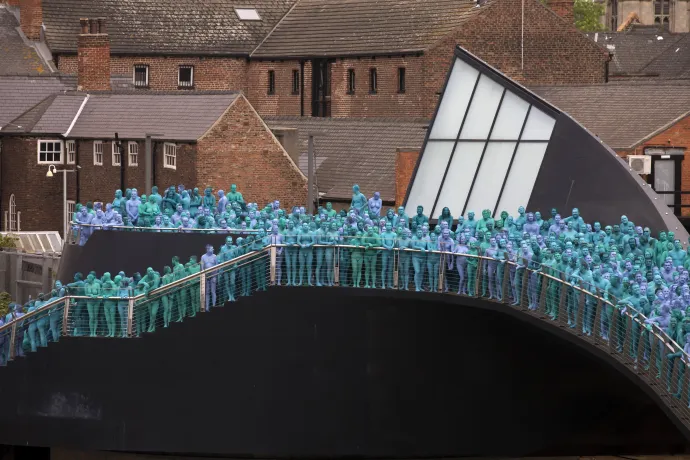 A Sea of Hull projekt résztvevői a Scale Lane gyalogoshídon – Fotó: Jon Super / AFP