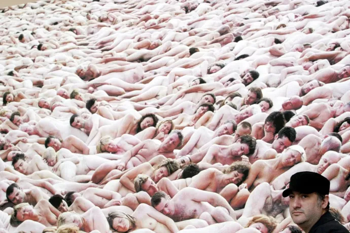 Spencer Tunick 2006. január 20-án a gatesheadi The Baltic Arts Centre-ben megrendezett kiállításának megnyitóján – Fotó: Owen Humphreys / PA Images / Getty Images