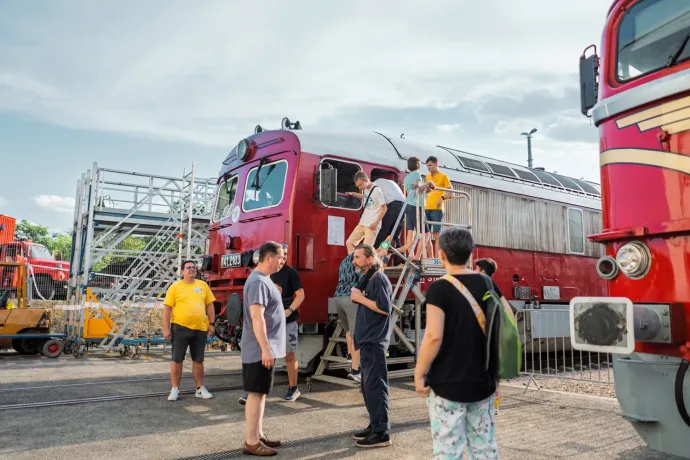 Fent az út Szeged-Rendező korosabb részéhez vezet, lent pedig a Csörgő és a jobb szélen megbújó Szergej mozdonyok állnak indításra készen a tram-train járműtelep bejáratánál. Fotó: Bálint András / Szegeder / Telex