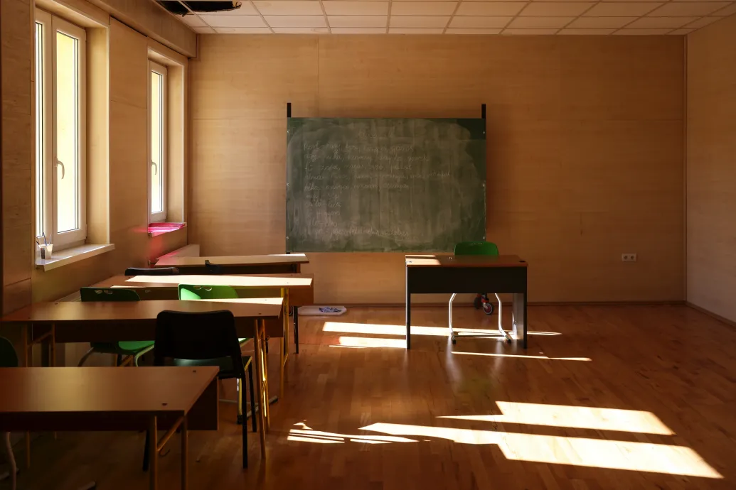 Növeli az egyenlőtlenségeket a jobb és rosszabb hátterű gyerekek külön osztályba sorolása