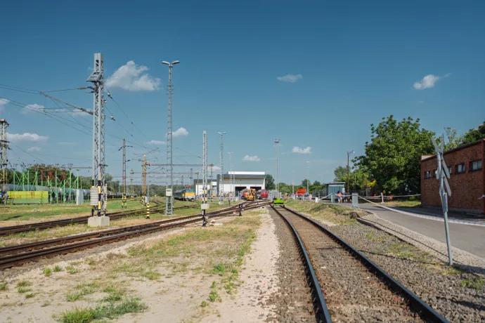 A fehér épület a modern tram-train telep, ami körül még kézi állítású váltók működnek. A fenti romos épület az irányítóközpont. Fotó: Bálint András / Szegeder / Telex