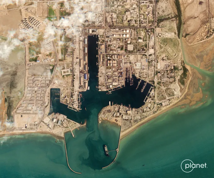 A Hormuzi-szoros mentén fekvő Bandar-Abbász kikötőjének műholdfelvétele 2026. március 4-én, egy amerikai légitámadás után – Fotó: Planet Labs PBC / AFP