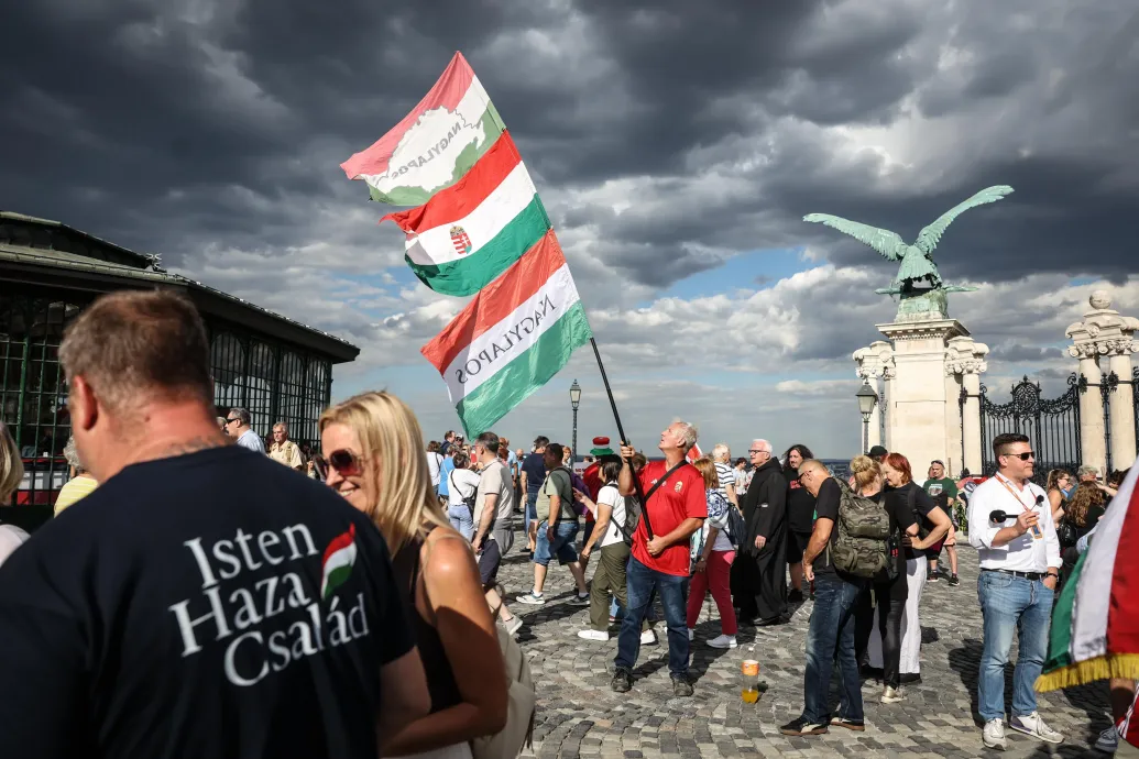 Tüntet a Fidesz a Sándor-palotánál