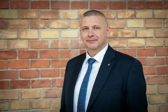 Kivizsgáltatja a 2022–2026 között kötött szerződéseket Ruszin-Szendi Romulusz