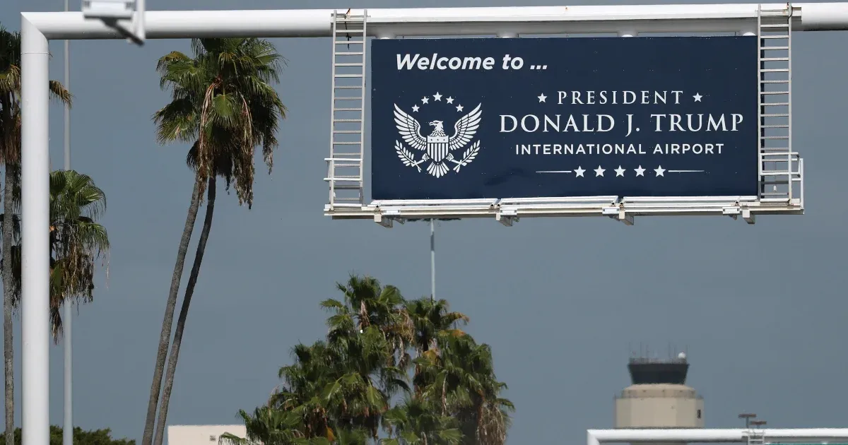 Donald Trump nevét kapta a Palm Beach-i repülőtér Donald Trump nevét kapta a Palm Beach-i repülőtér
