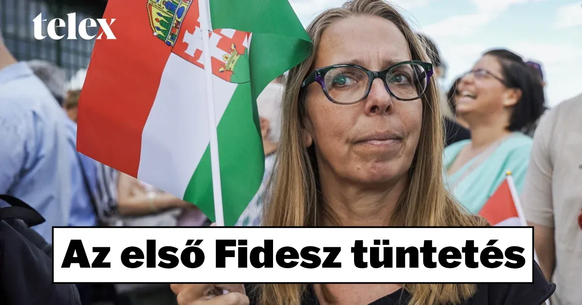 Tüntetés a Sándor-palotánál: A Fidesz és a KDNP demonstrál a 17. Alaptörvény-módosítás ellen