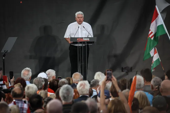 Nem a főegyházmegye engedélyével szólalt fel az Orbán-rajongó Osztie Zoltán a fideszes tüntetésen
