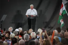 Nem a főegyházmegye engedélyével szólalt fel az Orbán-rajongó Osztie Zoltán a fideszes tüntetésen